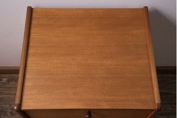 ヴィンテージ家具　北欧ビンテージ　チーク材　Nathan(ネイサン)　スタイリッシュなデザインが魅力のサイドキャビネット(収納棚、サイドチェスト)(R-043933)