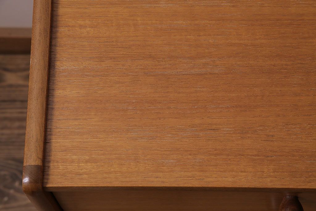 ヴィンテージ家具　北欧ビンテージ　チーク材　Nathan(ネイサン)　スタイリッシュなデザインが魅力のサイドキャビネット(収納棚、サイドチェスト)(R-043933)