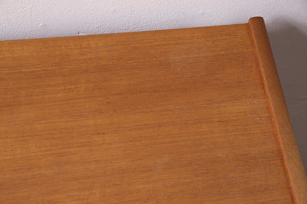 ヴィンテージ家具　北欧ビンテージ　チーク材　Nathan(ネイサン)　スタイリッシュなデザインが魅力のサイドキャビネット(収納棚、サイドチェスト)(R-043933)