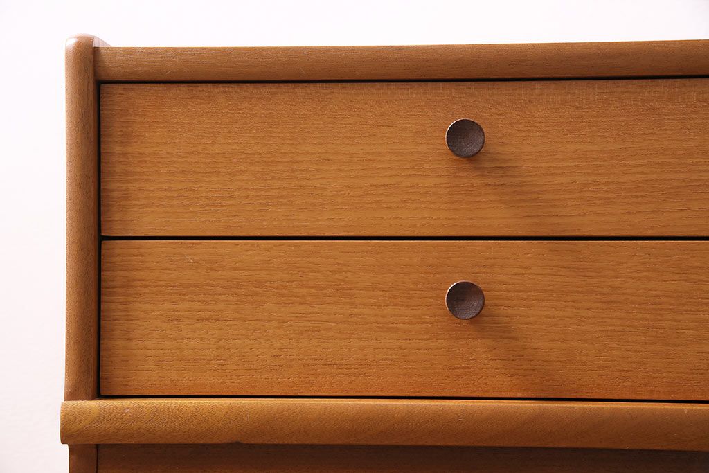 ヴィンテージ家具　北欧ビンテージ　チーク材　Nathan(ネイサン)　スタイリッシュなデザインが魅力のサイドキャビネット(収納棚、サイドチェスト)(R-043933)