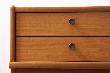 ヴィンテージ家具　北欧ビンテージ　チーク材　Nathan(ネイサン)　スタイリッシュなデザインが魅力のサイドキャビネット(収納棚、サイドチェスト)(R-043933)