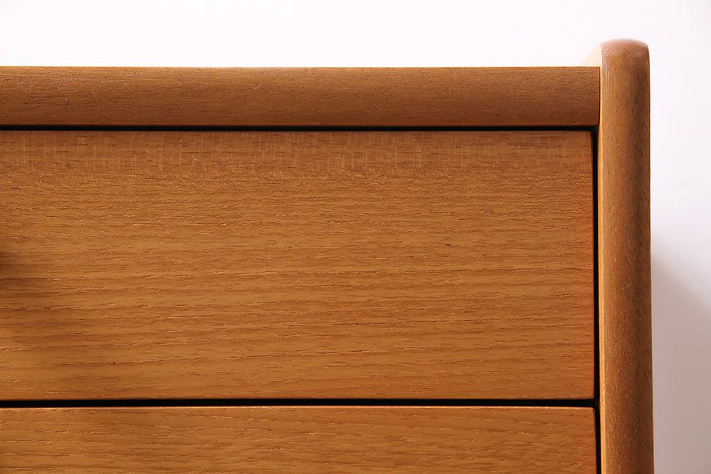 ヴィンテージ家具　北欧ビンテージ　チーク材　Nathan(ネイサン)　スタイリッシュなデザインが魅力のサイドキャビネット(収納棚、サイドチェスト)(R-043933)