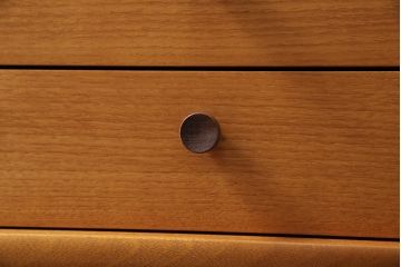 ヴィンテージ家具　北欧ビンテージ　チーク材　Nathan(ネイサン)　スタイリッシュなデザインが魅力のサイドキャビネット(収納棚、サイドチェスト)(R-043933)