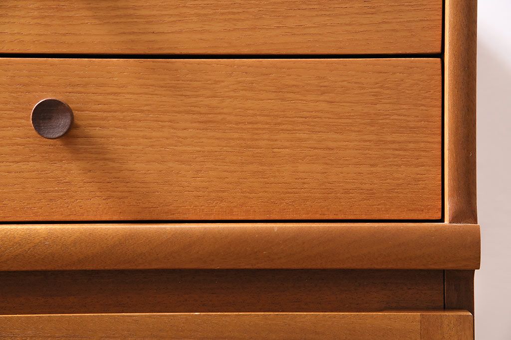 ヴィンテージ家具　北欧ビンテージ　チーク材　Nathan(ネイサン)　スタイリッシュなデザインが魅力のサイドキャビネット(収納棚、サイドチェスト)(R-043933)