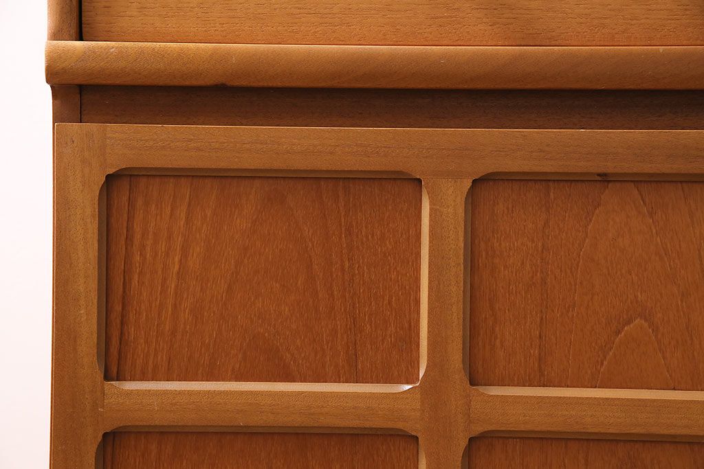 ヴィンテージ家具　北欧ビンテージ　チーク材　Nathan(ネイサン)　スタイリッシュなデザインが魅力のサイドキャビネット(収納棚、サイドチェスト)(R-043933)