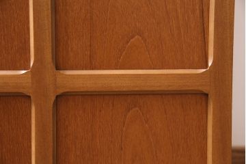 ヴィンテージ家具　北欧ビンテージ　チーク材　Nathan(ネイサン)　スタイリッシュなデザインが魅力のサイドキャビネット(収納棚、サイドチェスト)(R-043933)