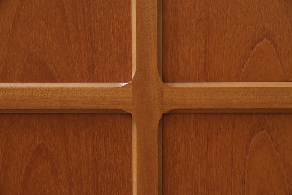 ヴィンテージ家具　北欧ビンテージ　チーク材　Nathan(ネイサン)　スタイリッシュなデザインが魅力のサイドキャビネット(収納棚、サイドチェスト)(R-043933)