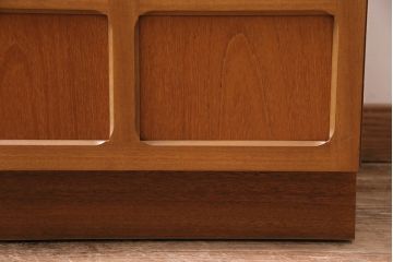 ヴィンテージ家具　北欧ビンテージ　チーク材　Nathan(ネイサン)　スタイリッシュなデザインが魅力のサイドキャビネット(収納棚、サイドチェスト)(R-043933)