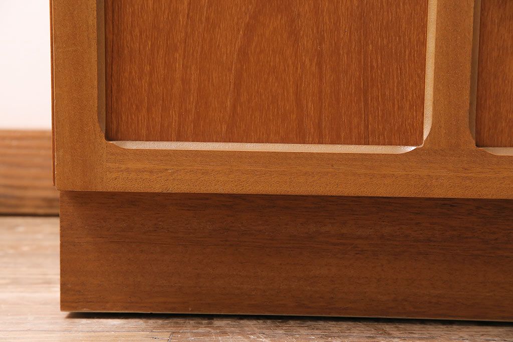 ヴィンテージ家具　北欧ビンテージ　チーク材　Nathan(ネイサン)　スタイリッシュなデザインが魅力のサイドキャビネット(収納棚、サイドチェスト)(R-043933)