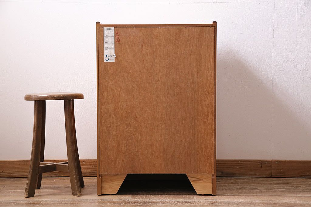 ヴィンテージ家具　北欧ビンテージ　チーク材　Nathan(ネイサン)　スタイリッシュなデザインが魅力のサイドキャビネット(収納棚、サイドチェスト)(R-043933)