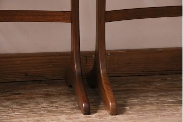 ヴィンテージ家具　北欧ビンテージ　イギリス　チーク材　カーブがおしゃれなネストテーブル(サイドテーブル、カフェテーブル)(R-043934)
