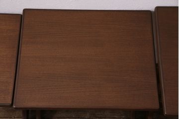 ヴィンテージ家具　北欧ビンテージ　イギリス　チーク材　カーブがおしゃれなネストテーブル(サイドテーブル、カフェテーブル)(R-043934)