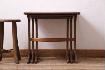 ヴィンテージ家具　北欧ビンテージ　イギリス　チーク材　カーブがおしゃれなネストテーブル(サイドテーブル、カフェテーブル)(R-043934)