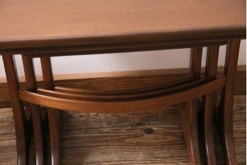 ヴィンテージ家具　北欧ビンテージ　イギリス　チーク材　カーブがおしゃれなネストテーブル(サイドテーブル、カフェテーブル)(R-043934)