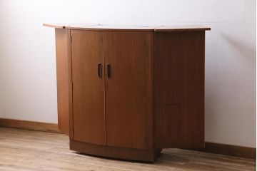 ヴィンテージ家具　北欧ビンテージ　TURNIDGE(ターニッジ)製　チーク材　レア!カウンターにもなるカクテルキャビネット(クローズキャビネット)(R-043936)