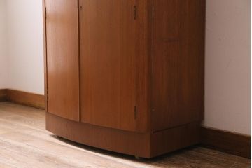 ヴィンテージ家具　北欧ビンテージ　TURNIDGE(ターニッジ)製　チーク材　レア!カウンターにもなるカクテルキャビネット(クローズキャビネット)(R-043936)