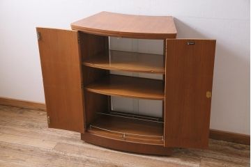 ヴィンテージ家具　北欧ビンテージ　TURNIDGE(ターニッジ)製　チーク材　レア!カウンターにもなるカクテルキャビネット(クローズキャビネット)(R-043936)