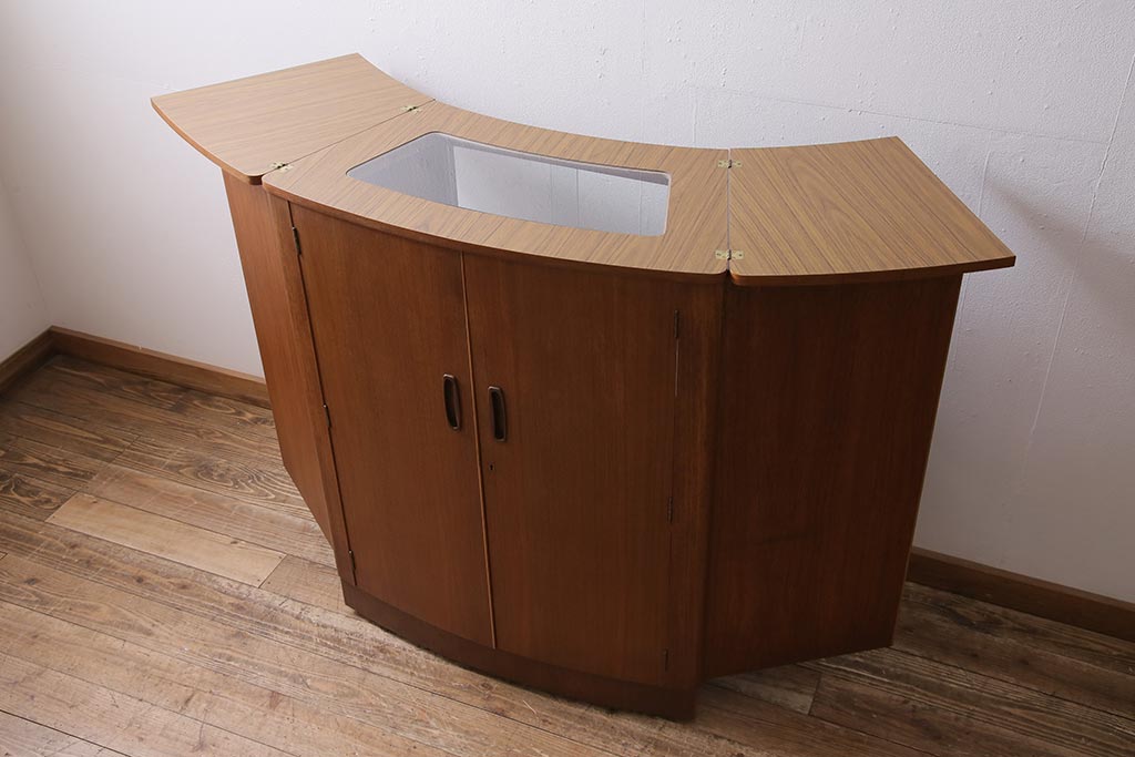 ヴィンテージ家具　北欧ビンテージ　TURNIDGE(ターニッジ)製　チーク材　レア!カウンターにもなるカクテルキャビネット(クローズキャビネット)(R-043936)