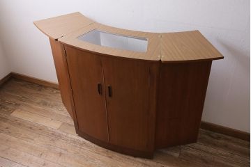 ヴィンテージ家具　北欧ビンテージ　TURNIDGE(ターニッジ)製　チーク材　レア!カウンターにもなるカクテルキャビネット(クローズキャビネット)(R-043936)