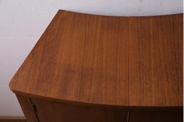 ヴィンテージ家具　北欧ビンテージ　TURNIDGE(ターニッジ)製　チーク材　レア!カウンターにもなるカクテルキャビネット(クローズキャビネット)(R-043936)