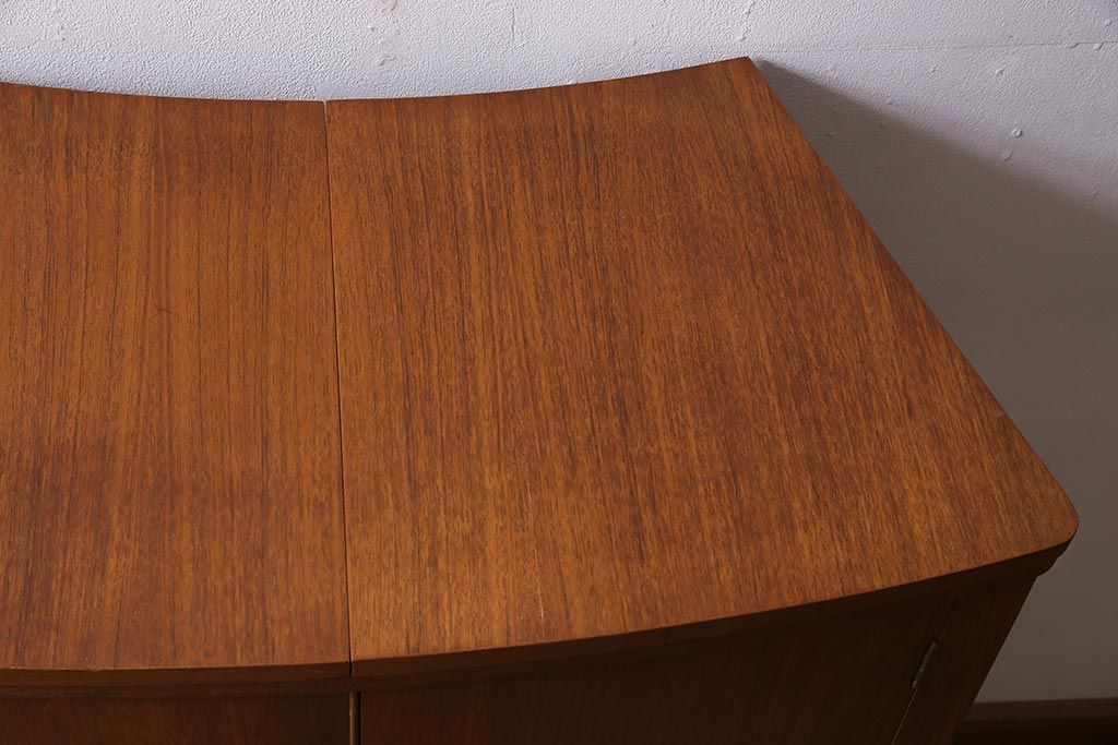 ヴィンテージ家具　北欧ビンテージ　TURNIDGE(ターニッジ)製　チーク材　レア!カウンターにもなるカクテルキャビネット(クローズキャビネット)(R-043936)