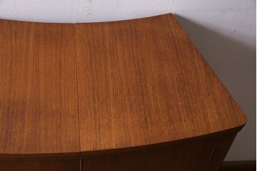 ヴィンテージ家具　北欧ビンテージ　TURNIDGE(ターニッジ)製　チーク材　レア!カウンターにもなるカクテルキャビネット(クローズキャビネット)(R-043936)