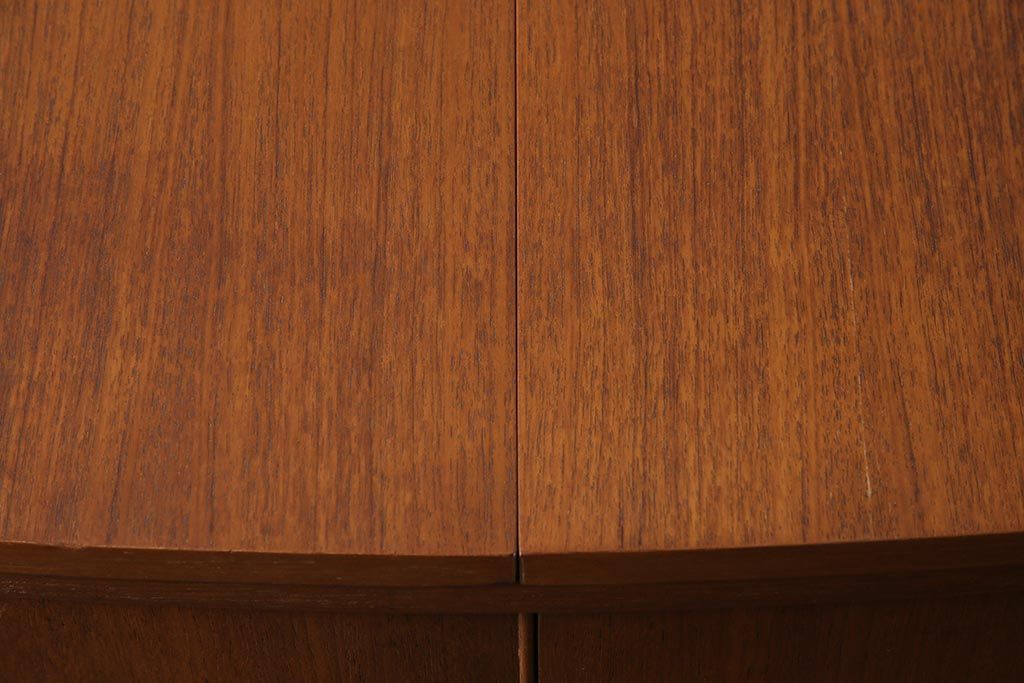 ヴィンテージ家具　北欧ビンテージ　TURNIDGE(ターニッジ)製　チーク材　レア!カウンターにもなるカクテルキャビネット(クローズキャビネット)(R-043936)