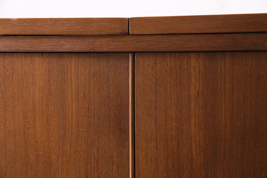 ヴィンテージ家具　北欧ビンテージ　TURNIDGE(ターニッジ)製　チーク材　レア!カウンターにもなるカクテルキャビネット(クローズキャビネット)(R-043936)