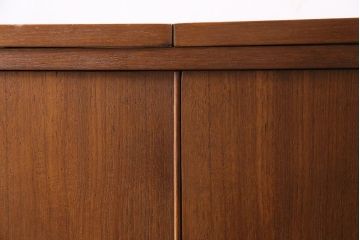 ヴィンテージ家具　北欧ビンテージ　TURNIDGE(ターニッジ)製　チーク材　レア!カウンターにもなるカクテルキャビネット(クローズキャビネット)(R-043936)