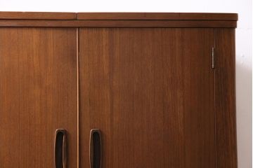 ヴィンテージ家具　北欧ビンテージ　TURNIDGE(ターニッジ)製　チーク材　レア!カウンターにもなるカクテルキャビネット(クローズキャビネット)(R-043936)