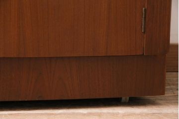 ヴィンテージ家具　北欧ビンテージ　TURNIDGE(ターニッジ)製　チーク材　レア!カウンターにもなるカクテルキャビネット(クローズキャビネット)(R-043936)