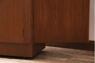 ヴィンテージ家具　北欧ビンテージ　TURNIDGE(ターニッジ)製　チーク材　レア!カウンターにもなるカクテルキャビネット(クローズキャビネット)(R-043936)