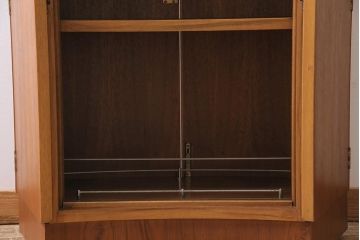 ヴィンテージ家具　北欧ビンテージ　TURNIDGE(ターニッジ)製　チーク材　レア!カウンターにもなるカクテルキャビネット(クローズキャビネット)(R-043936)