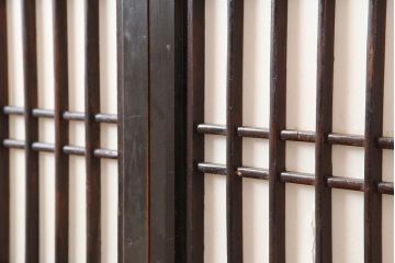 アンティーク建具　明治大正期　凛とした佇まいの帯戸2枚セット(格子戸、引き戸、障子戸)(R-043943)
