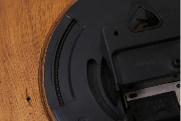 ヴィンテージ雑貨　フランスビンテージ　カレンダー付　電池式　木目調キッチンクロック(壁掛け時計)(R-043946)