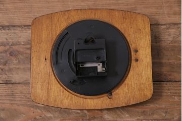 ヴィンテージ雑貨　フランスビンテージ　カレンダー付　電池式　木目調キッチンクロック(壁掛け時計)(R-043946)