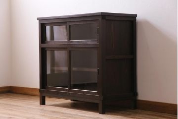 アンティーク家具　ヒノキ材　脚付きリメイク　古い木の質感が味わい深いキャビネット(サイドボード、収納棚、ガラス戸棚)(R-043948)