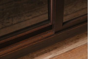 アンティーク家具　ヒノキ材　脚付きリメイク　古い木の質感が味わい深いキャビネット(サイドボード、収納棚、ガラス戸棚)(R-043948)