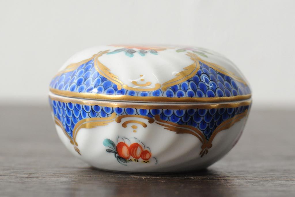 ヘレンド　ハンガリー製手描き白猫のつまみ付き八角 ボンボン入れ ヘレンド ハンガリー製手描き白猫のつまみ付き八角 ボンボン入れ