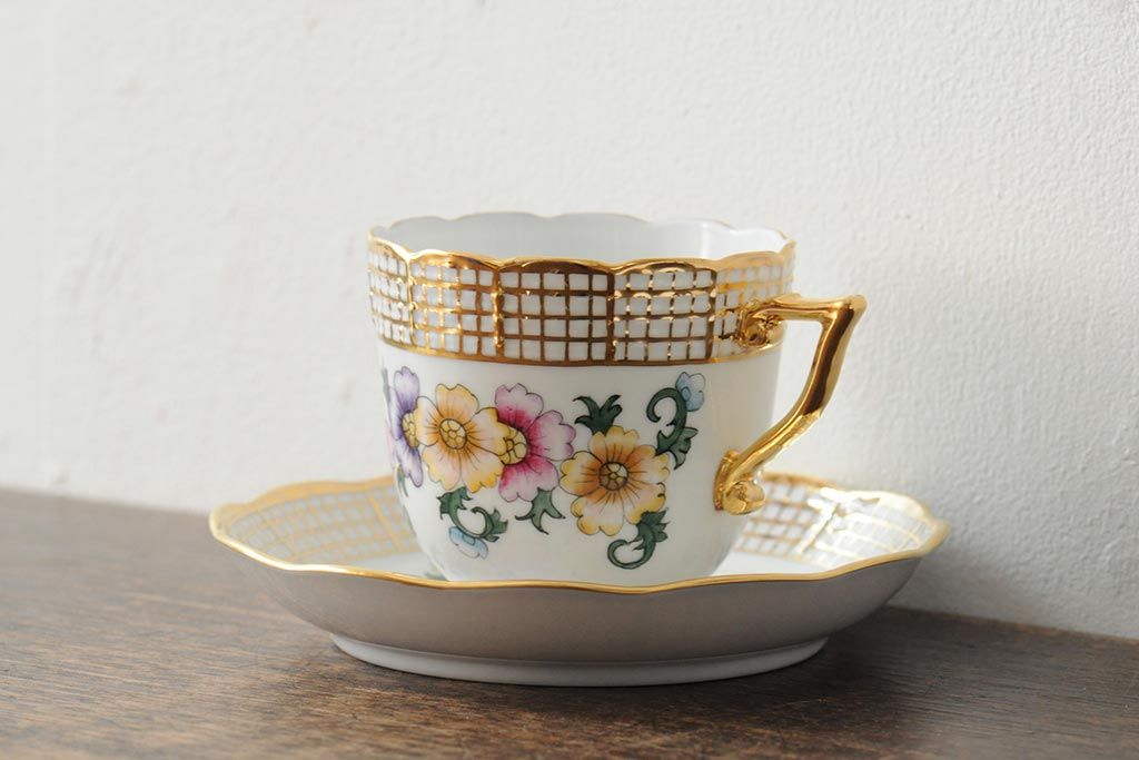 中古　ハンガリー　HEREND(ヘレンド)　ペインターサイン?　花柄　金彩がエレガントなカップ&ソーサー(西洋陶磁器)(R-043961)