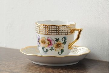 中古　ハンガリー　HEREND(ヘレンド)　ペインターサイン?　花柄　金彩がエレガントなカップ&ソーサー(西洋陶磁器)(R-043961)