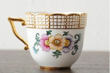 中古　ハンガリー　HEREND(ヘレンド)　ペインターサイン?　花柄　金彩がエレガントなカップ&ソーサー(西洋陶磁器)(R-043961)