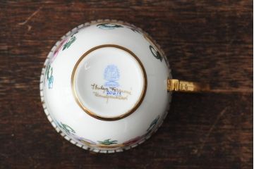 中古　ハンガリー　HEREND(ヘレンド)　ペインターサイン?　花柄　金彩がエレガントなカップ&ソーサー(西洋陶磁器)(R-043961)