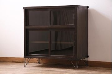 アンティーク家具　大正昭和初期　鉄脚付きリメイク　古い木の質感が味わい深いキャビネット(サイドボード、収納棚、ガラス戸棚)(R-043967)