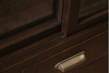 アンティーク家具　和製アンティーク　ヒノキ材　レトロな雰囲気が魅力の鉄脚付き収納棚(ガラス戸棚、サイドボード、キャビネット)(R-043968)