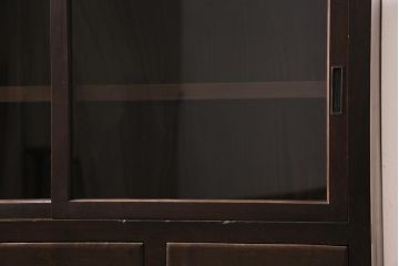 アンティーク家具　和製アンティーク　ヒノキ材　レトロな雰囲気が魅力の鉄脚付き収納棚(ガラス戸棚、サイドボード、キャビネット)(R-043968)