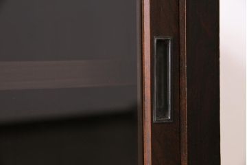 アンティーク家具　和製アンティーク　ヒノキ材　レトロな雰囲気が魅力の鉄脚付き収納棚(ガラス戸棚、サイドボード、キャビネット)(R-043968)