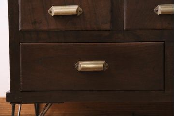 アンティーク家具　和製アンティーク　ヒノキ材　レトロな雰囲気が魅力の鉄脚付き収納棚(ガラス戸棚、サイドボード、キャビネット)(R-043968)
