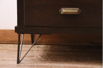 アンティーク家具　和製アンティーク　ヒノキ材　レトロな雰囲気が魅力の鉄脚付き収納棚(ガラス戸棚、サイドボード、キャビネット)(R-043968)