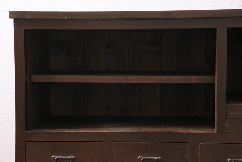 アンティーク家具　和製アンティーク　ダイヤガラス入り　倹飩式扉　渋さと味わいが魅力的なサイドボード(収納棚、引き出し、テレビ台)(R-043969)